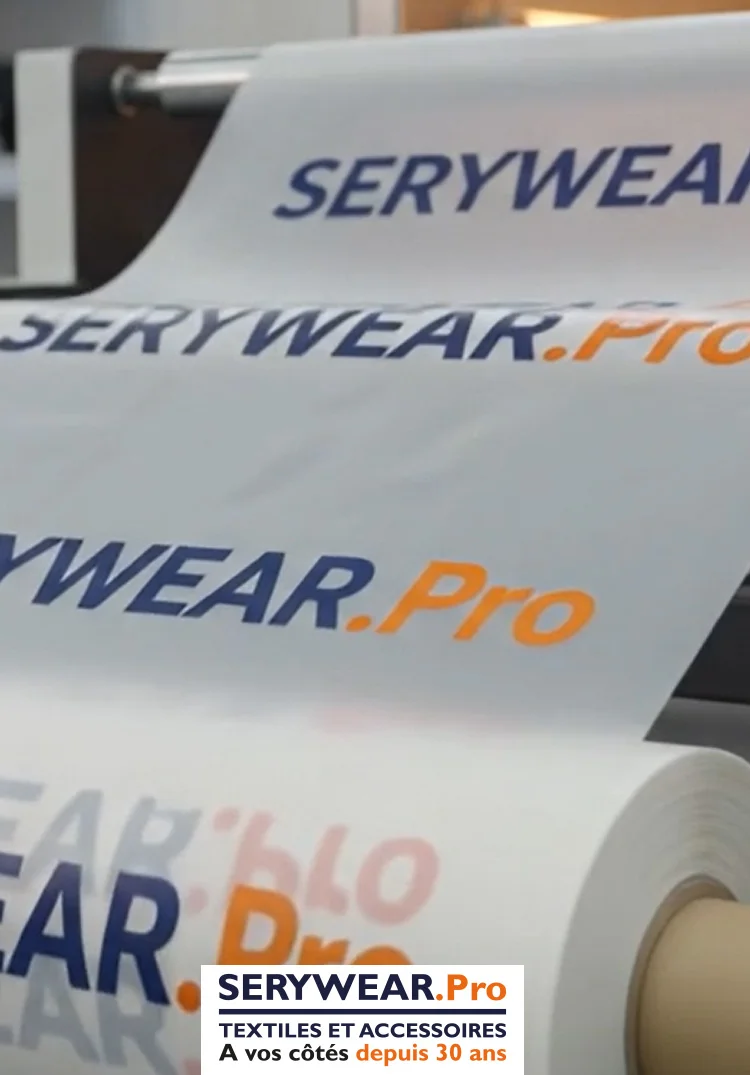 Impression du logo SERYWEAR.Pro sur un film de transfert dans l'atelier de personnalisation textile.