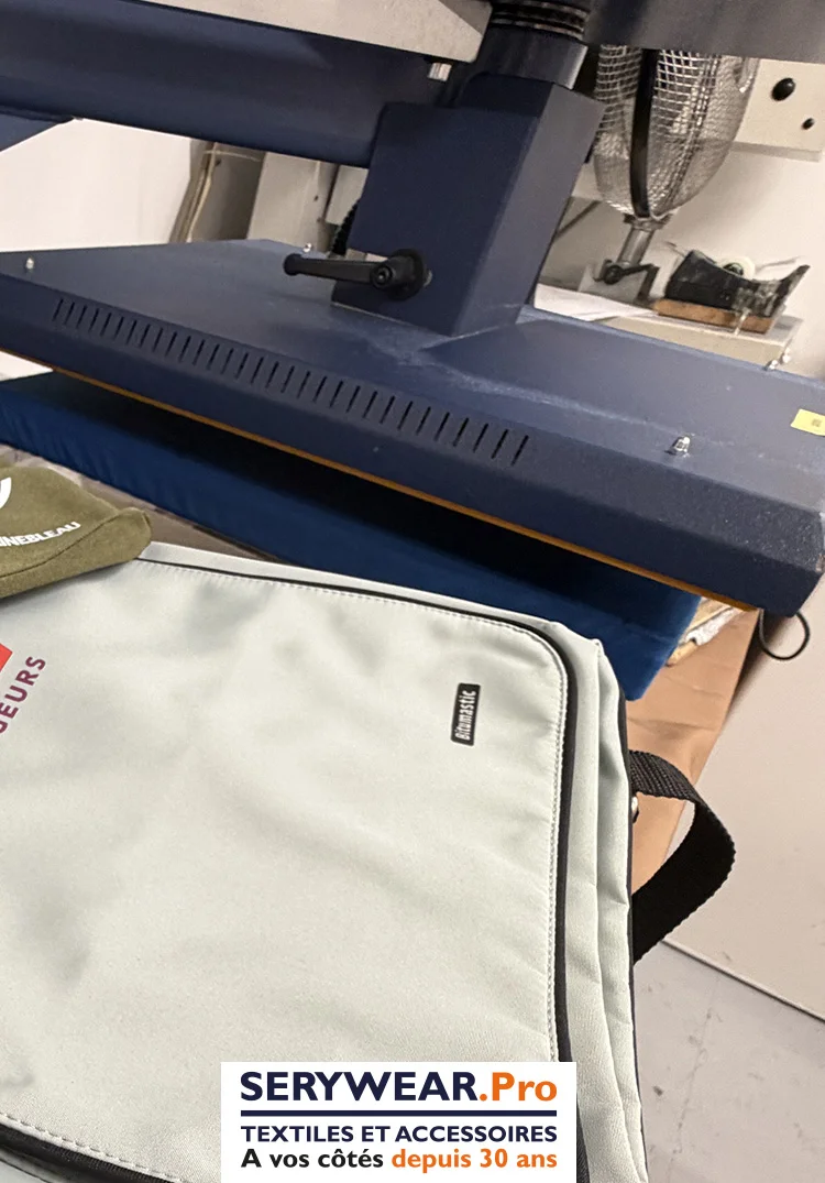 Presse à chaud professionnelle utilisée pour la personnalisation de sacs et textiles dans l'atelier SERYWEAR.Pro.