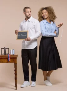 Deux personnes portent des chemises Les Philosophes de fabrication textile française, l'une blanche et l'autre bleu clair, dans un studio.