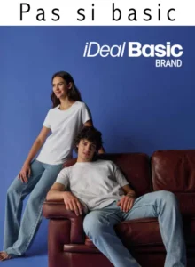 Deux personnes portent des t-shirts blancs iDeal Basic Brand et des jeans devant un fond bleu, avec le slogan « Pas si basic ».