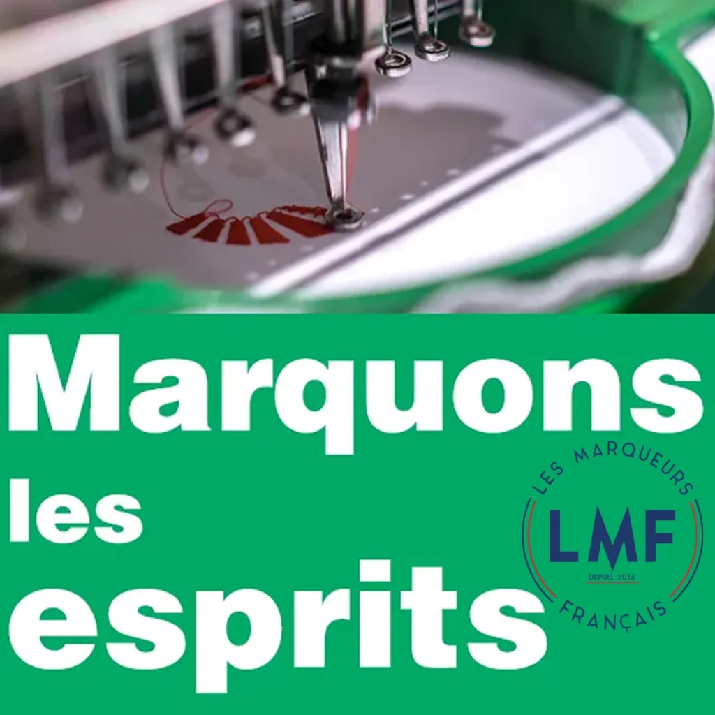 Machine à broder industrielle réalisant une broderie sur textile avec le slogan « Marquons les esprits ».
