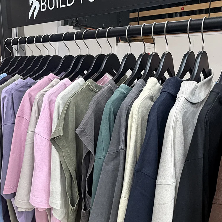 Portants de t-shirts, polos et sweats de différentes couleurs, prêts à être personnalisés par impression ou broderie.