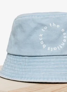 Bob en denim bleu clair Native Spirit avec l'inscription circulaire « Back to the essentials » brodée en blanc.