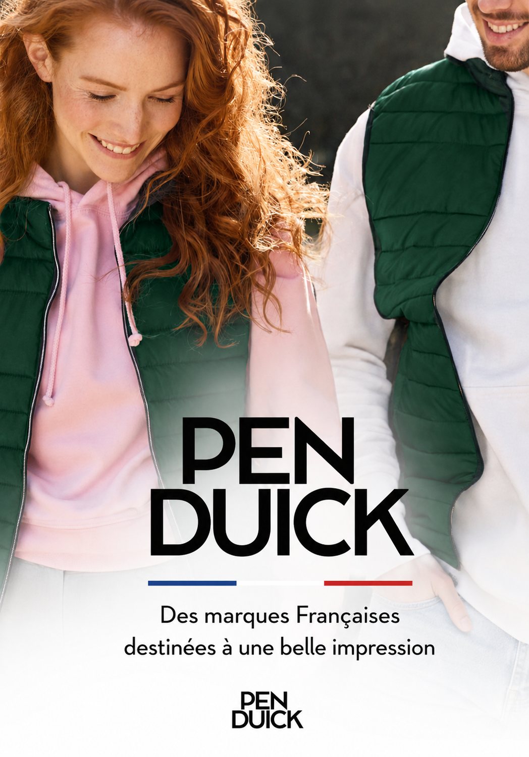 Deux personnes portent des doudounes sans manches Pen Duick sur des sweats à capuche, illustrant une collection de vêtements personnalisables.