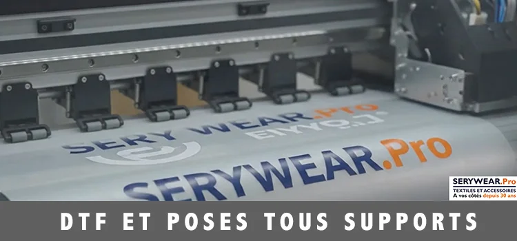 Impression DTF du logo SERYWEAR.Pro sur film de transfert, prête à être appliquée sur différents supports textiles.