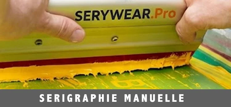 Sérigraphie manuelle réalisée avec une racle appliquant de l'encre sur un écran de marquage textile dans l'atelier SERYWEAR.Pro.