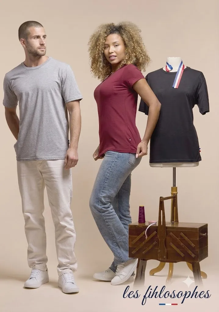 Deux mannequins portent des t-shirts unisexes Les Philosophes, accompagnés d'un modèle présenté sur un buste.