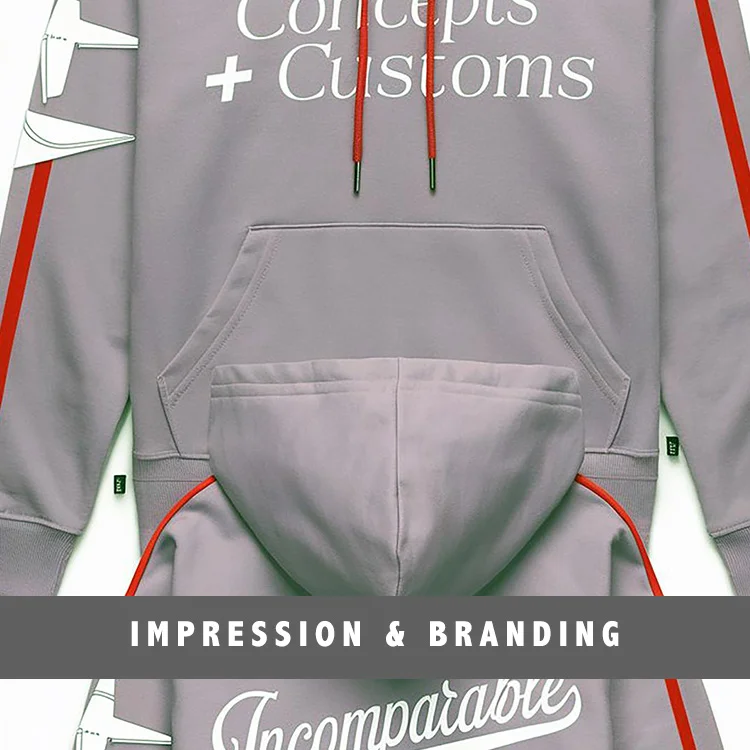 Sweat à capuche personnalisé avec impression du logo « Concepts + Customs », illustrant une réalisation de branding textile.